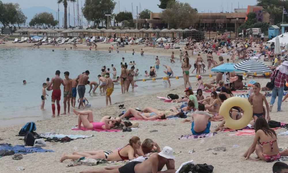 Άρση μέτρων στις πλαζ λόγω καύσωνα σκέφτεται η κυβέρνηση